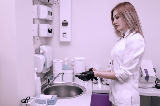 Tandtechnisch laboratorium Een medisch assistente die boven een wastafel werkt.