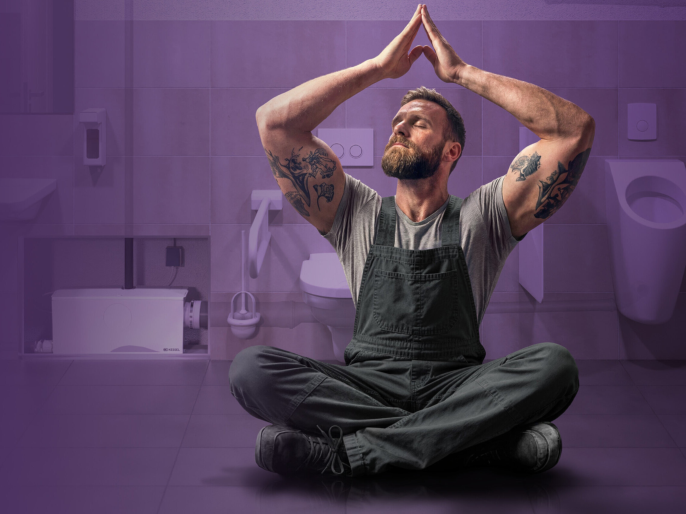 Een ontspannen vakman in een openbaar toilet, met een dubbele spoelinstallatie op de achtergrond.