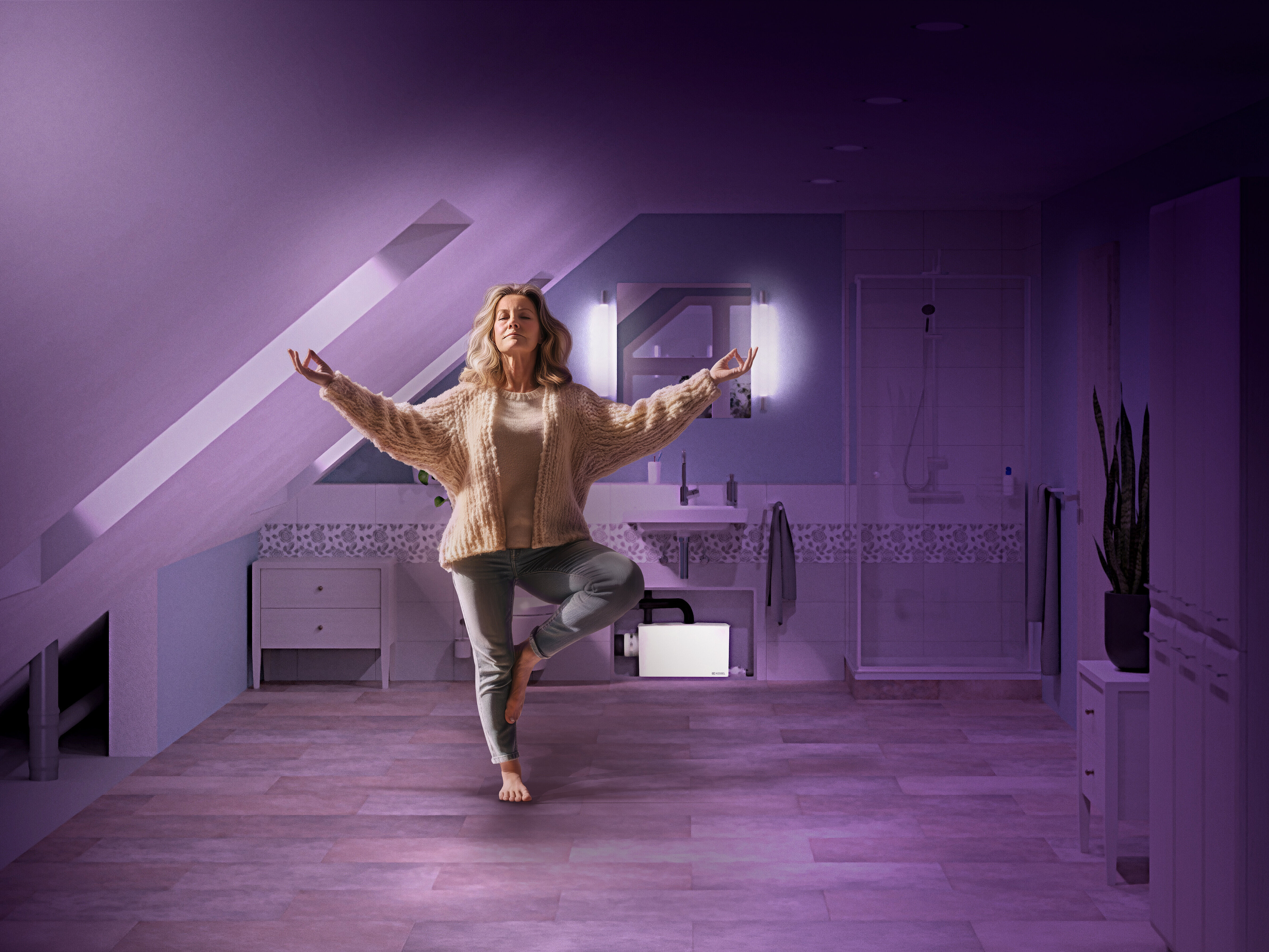 Een vrouw doet aan yoga in de badkamer; op de achtergrond is een kleine opvoerinstallatie ruimtebesparend en onopvallend geïnstalleerd.