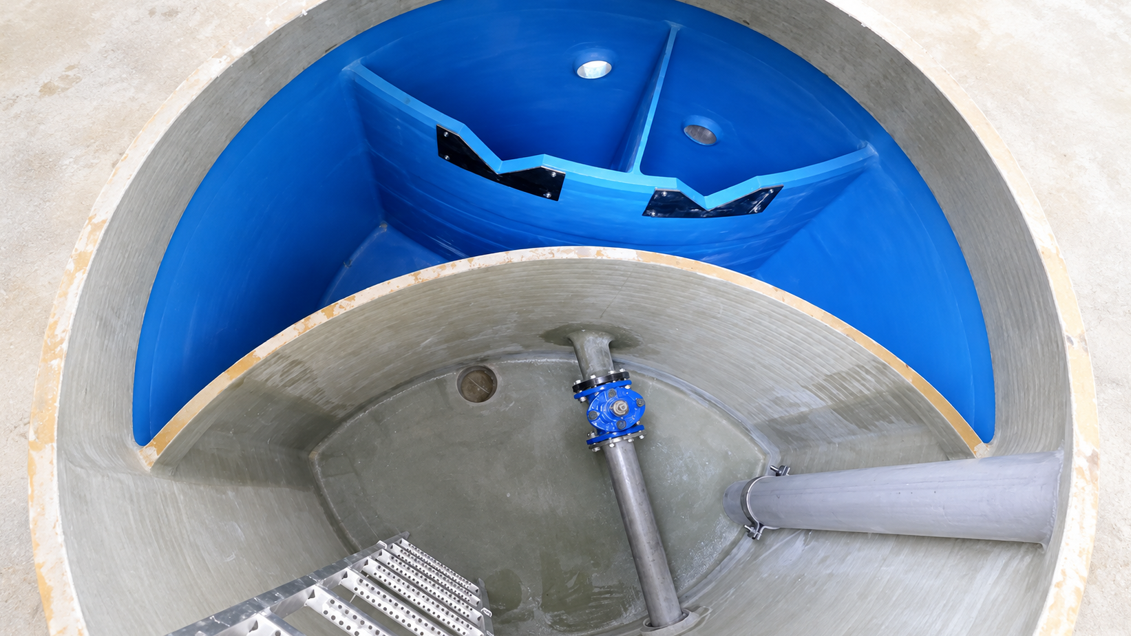 Op maat vervaardigde GFK-schacht met een speciale geometrische indeling en binnenwand.